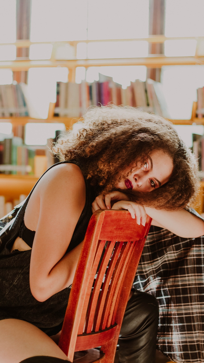 head, laying down, focus, beauty, females, selective, beautiful, one Person, curly hair, people, photography, lifestyles, resting, makeup, layign on a side