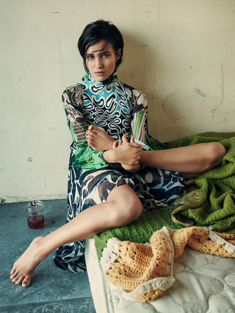 Julia Goldani Telles, women, barefoot, sitting, tiptoe, brunette, blue eyes, drink, short hair, women indoors, 720P, dark hair, actress