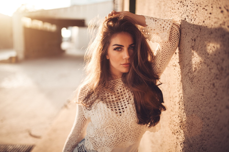 young women, casual clothing, hands on head, waist up, woman, one person, sunset, looking at camera, long hair, gray, women, real people, hair, lifestyles