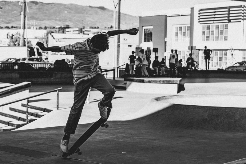 standing, 4K, day, grayscale, group, real people, black and white, style, group together, men, architecture, one person, sport, practicing, outdoors, skateboarding
