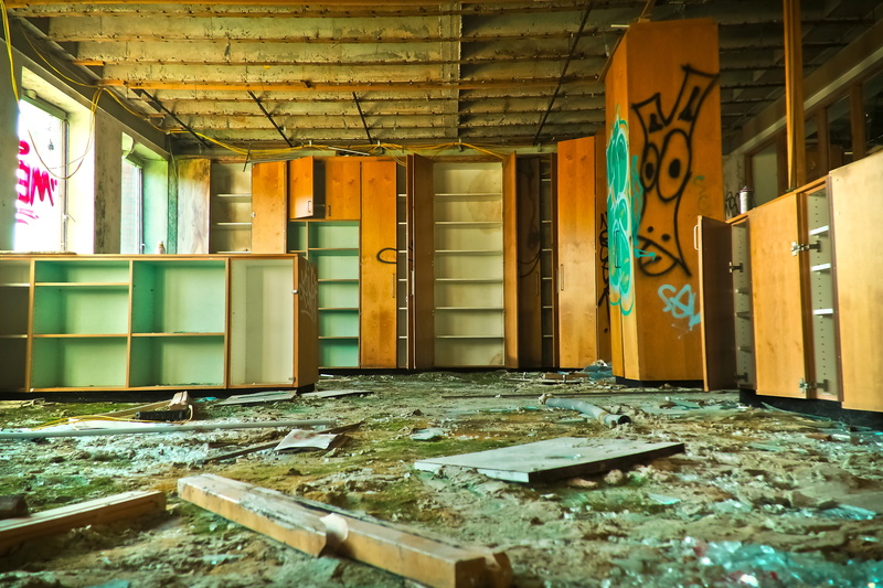 architecture, built structure, 4K, wooden, door, painting, weathered, destroyed, furniture, damaged, wall painting, decline, messy, no people, run-down