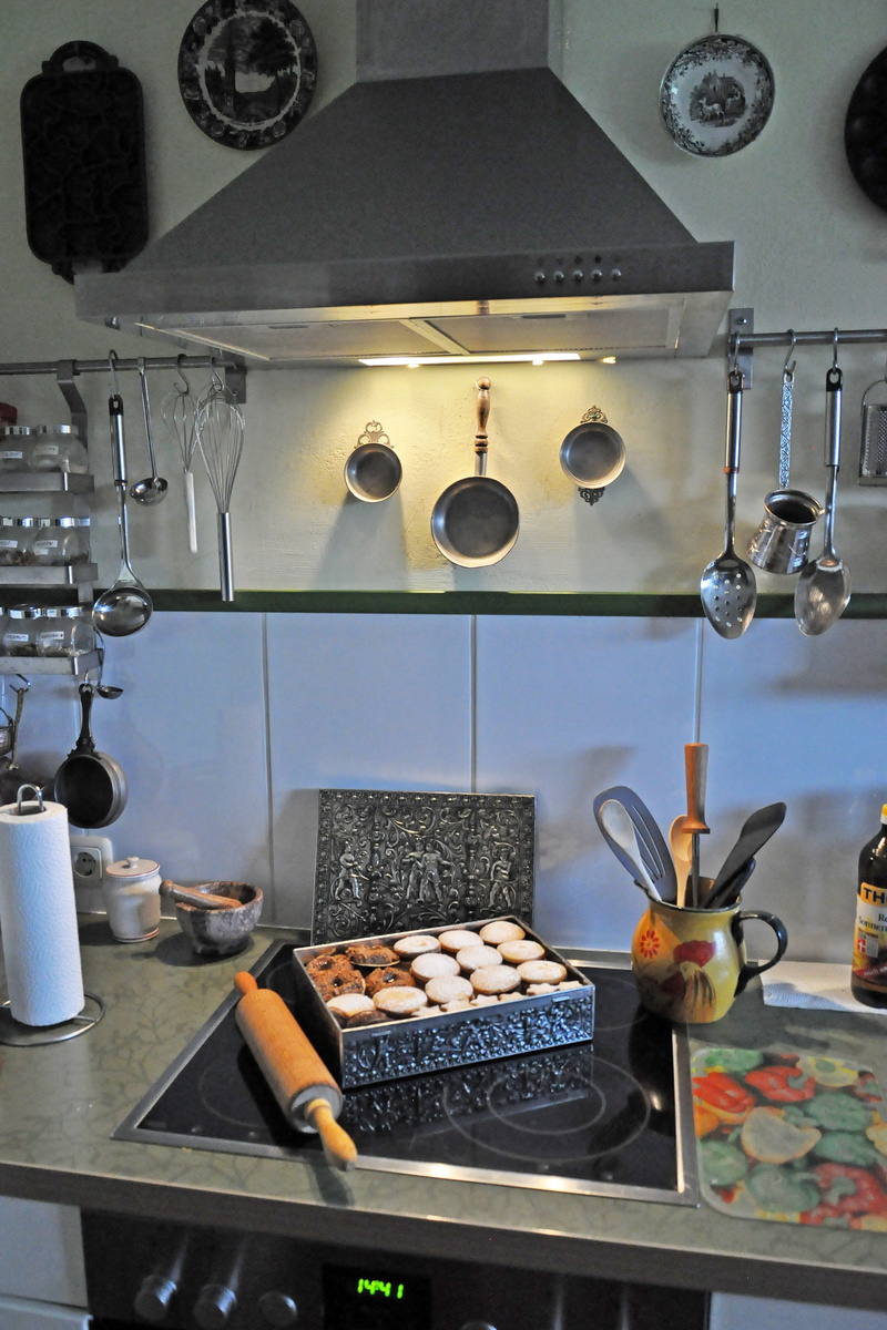 food and drink, indoors, cooking utensil, bake, kitchen counter, kitchen, domestic room, 2K, burner - stove top, preparing food, oven, home, no people