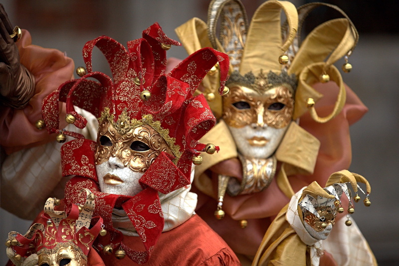 ornate, mask - disguise, 1080P, human representation, costumes, gold colored, red, Venice, focus on foreground, celebration, close-up, representation