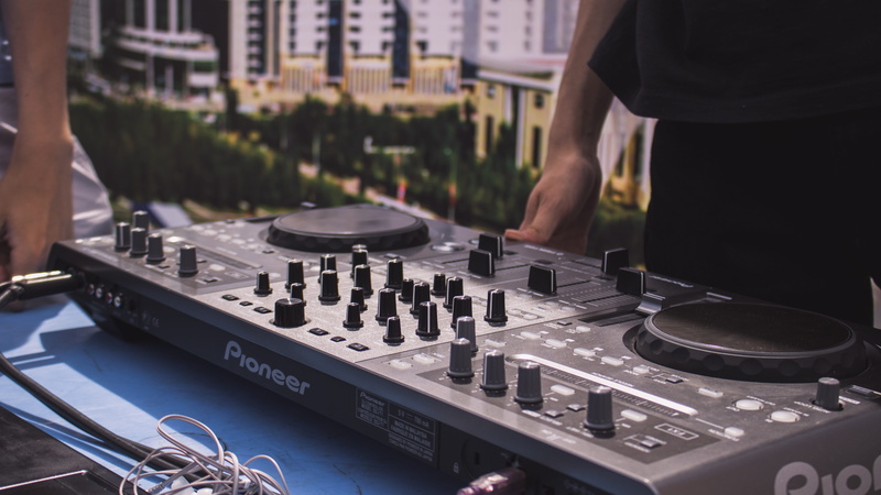 sound recording equipment, occupation, nightlife, music, mixer, person, sound, midsection, one person, dj, stereo, turntable, blurred, background, turntables