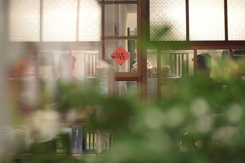 4K, hanging, selective focus, elevator, leisure activities, reflection, kindergarten, symbol, road sign, flare, bus stop, communication, restaurant, dungeon