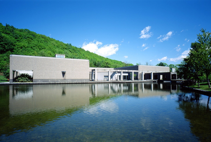 pond, 2K, building exterior, sky, Sapporo, built structure, day, Museum, lake, building, Art, cities, reflection, destinations, plant, urban, landmark