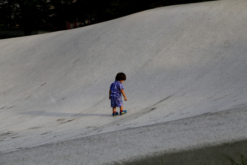 curious, women, missing, sand, day, casual clothing, leisure activity, rear view, men, child, walk, walking, one person, lifestyles, childhood, chameleon
