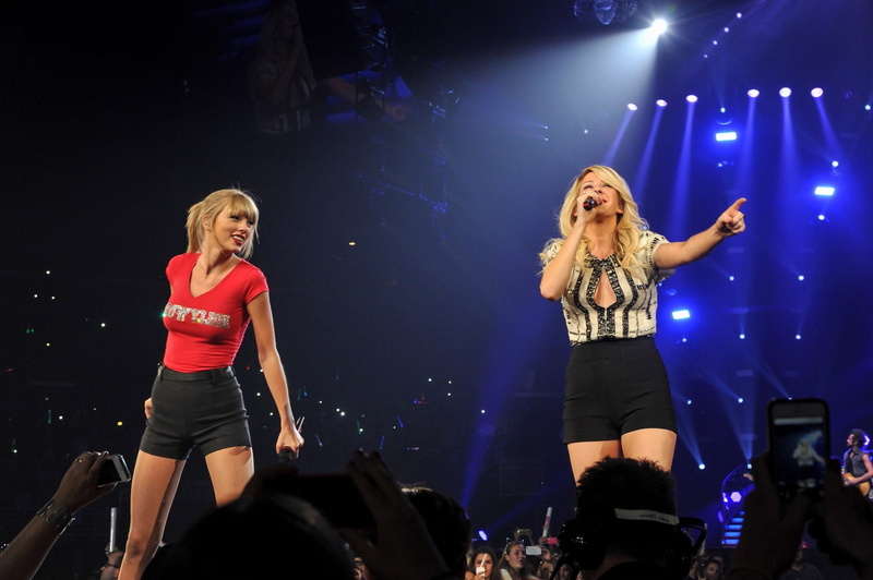women, stage, nightlife, stage - performance space, young adult, performance, enjoyment, two people, music, three quarter length, microphone, arts culture and entertainment