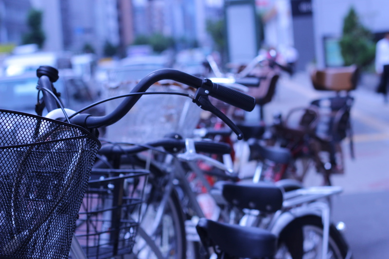 close-up, travel, city, street, outdoors, handlebar, basket, parking, 5K, no people, bicycle, mode of transportation, bicycle basket, japan, handle, architecture