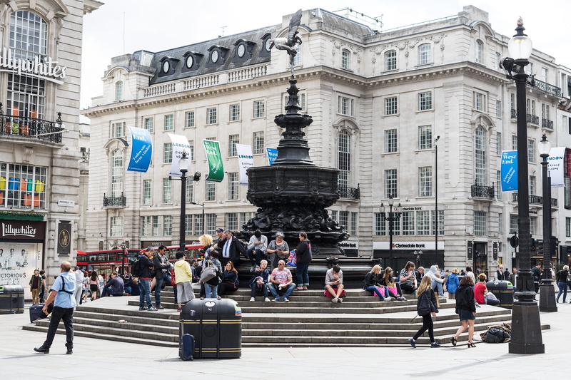 2K, outdoors, london, real people, adult, leisure activity, city, built structure, walking, busy, building exterior, architecture, street, people, women