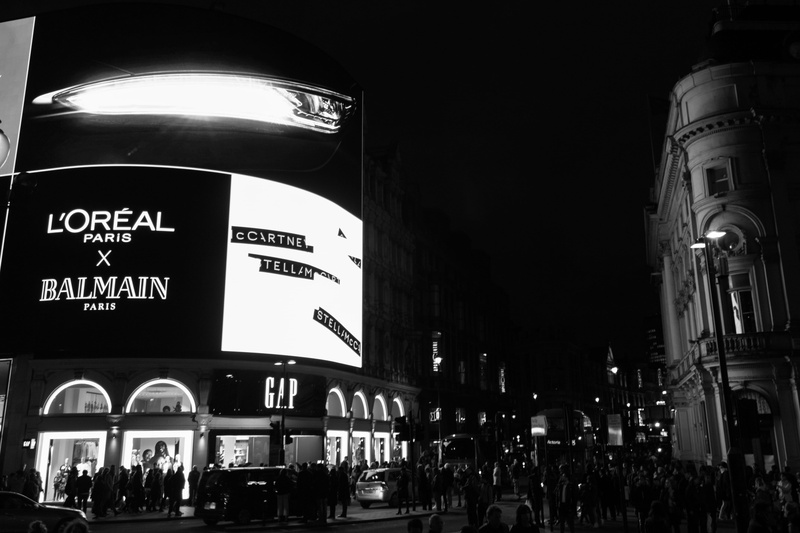 information, circus, advertising, sign, large group of people, group of people, london, city, 4K, city life, architecture, advert, building exterior, building
