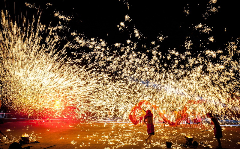 men, firework, motion, fire dragon, celebration, chongqing, burning, festival, 1080P, taiwan, fireworks, long exposure, nantou, event, one person, outdoors