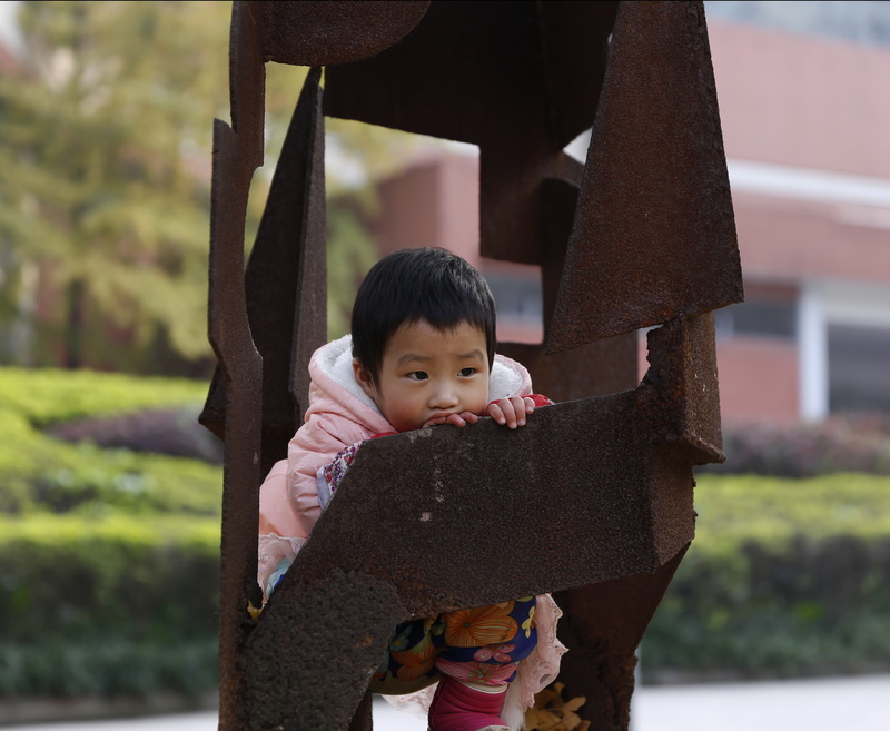 males, front view, kids, childhood, portrait, chongqing, innocence, 4K, men, child, real people, boys, lifestyles, outdoors, rust, day, sculpture, casual clothing