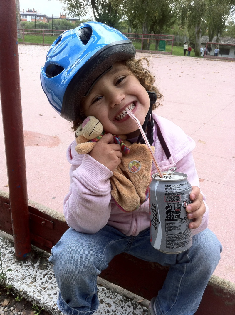 sport, happy, food and drink, childhood, drink, happy children, innocence, day, drinking, front view, real people, 2K, girls, eyes, cocacola, look, one person