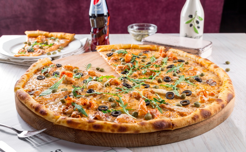 delicious, 5K, meal, mozzarella, olives, Cheese, Food and Drink, shrimps, capers, Restaurant, Pizza, CocaCola, fastfood, Food, Table, gastronomy