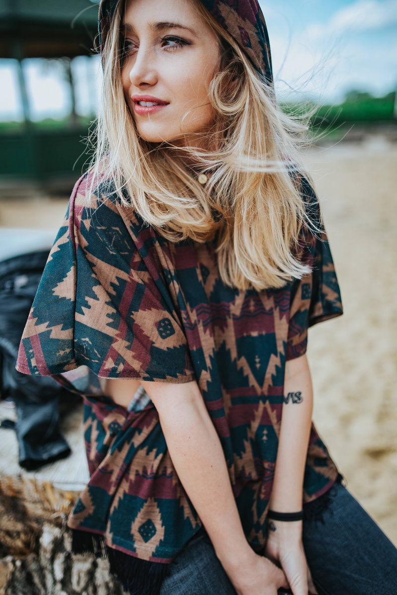 young Women, beautiful woman, hair, beauty, three quarter length, only women, Beautiful, real people, smiling, front view, lifestyles, casual Clothing