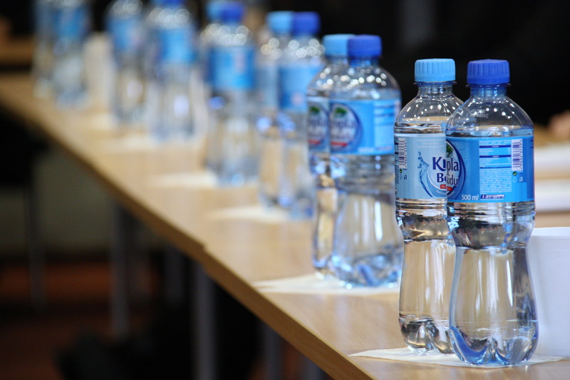 table, water bottle, label, indoors, wooden, brown, Minerals, Plastic, order, food and drink, no people, Cap, blue, wood - material, Water, business, drink