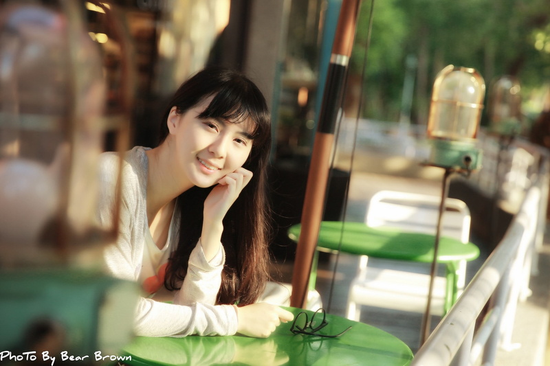 real people, leisure activity, hair, Asian, sitting, black hair, 1080P, beautiful woman, women, looking away, one person, young adult, focus on foreground