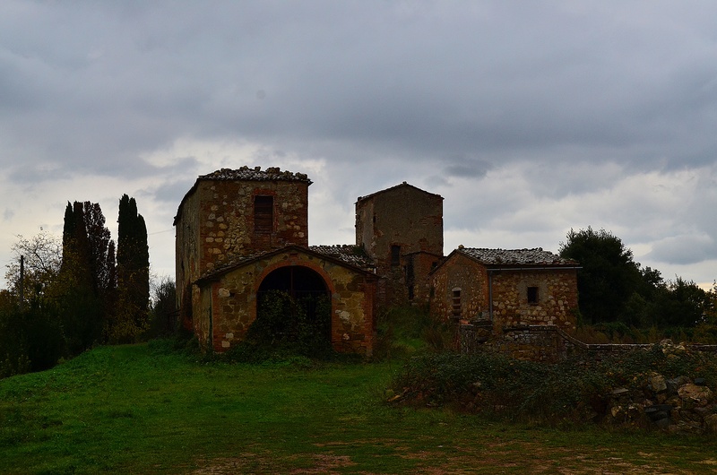 ruined, clouds, house, sky, building exterior, no people, tuscany, 4K, nature, demolished, built structure, tree, plant, arch, old ruin, damaged, grass