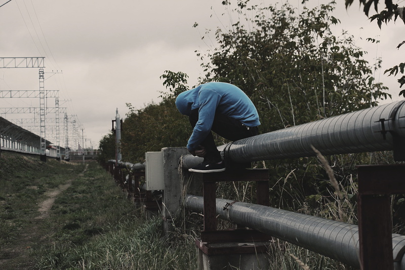 one man only, pipes, side view, people, full length, 5K, adult, tosca, sorrow, day, one person, casual clothing, outdoors, only men, connection, sadness