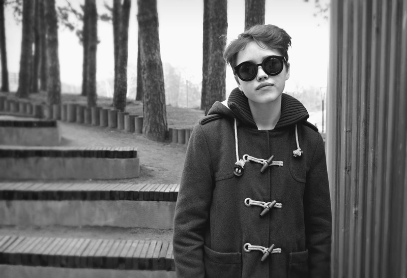 glasses, autumn, hairstyle, one person, boredom, teen, lifestyles, outdoors, leisure activity, built structure, girl, young men, 2K, standing, tosca, beauty