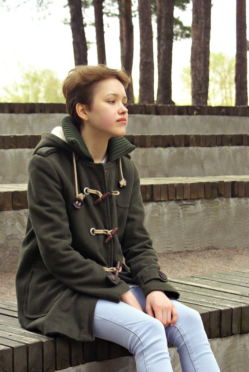 tree, casual clothing, boredom, one person, park, youth, contemplation, tosca, dreamy, posture, real people, young adult, outdoors, beauty, 2K, women