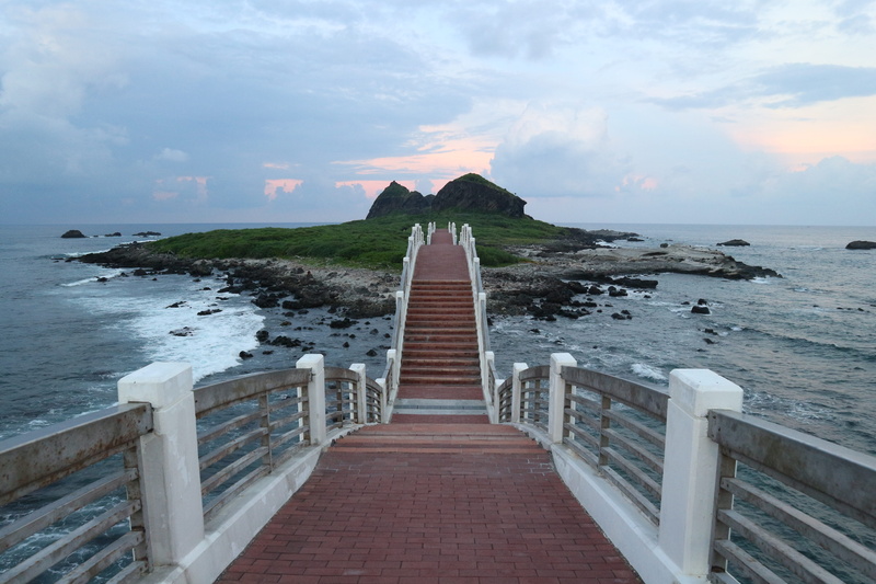 railing, bridge, sea, arch, scenics - nature, long, built structure, tranquil scene, tranquility, wood paneling, horizon, pier, architecture, taitung, sky