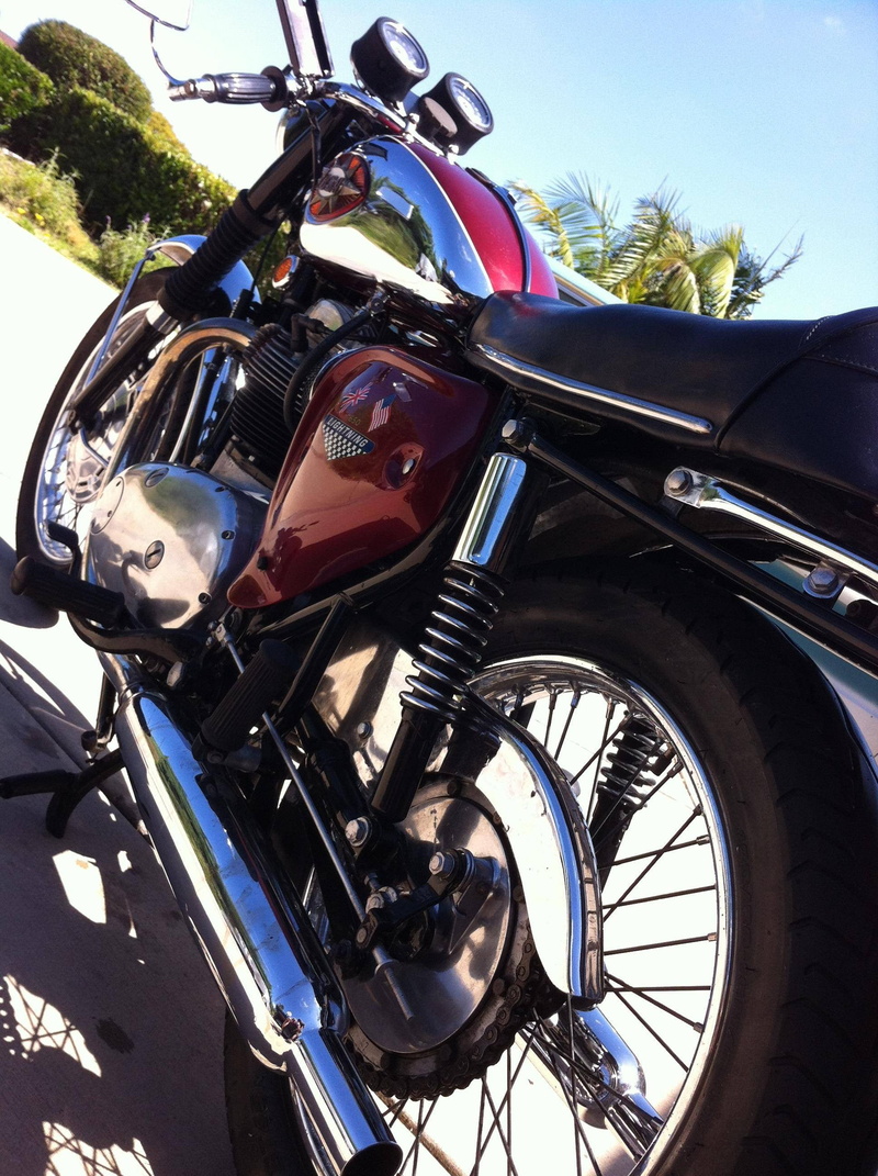 standard, wheel, vertical, red, motorcycle, city, low angle view, no people, street, 2K, outdoors, tire, travel, bicycle, 1968 BSA lightning, road, mode of transportation