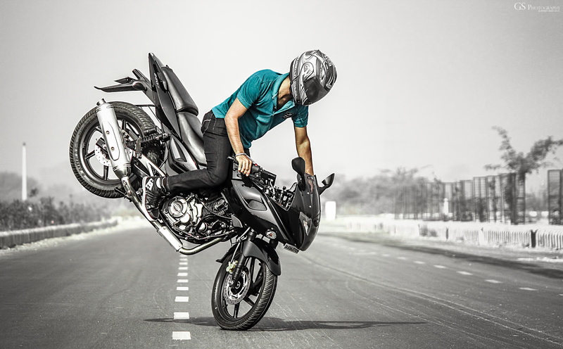 lifestyles, sports helmet, motorcycle, sport, biker, real people, transportation, leisure activity, land vehicle, one person, extreme sports, ride, day