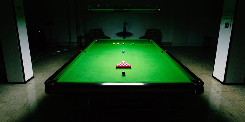 pool cue, 8, 5K, indoors, sport, night, table, lighting, illuminated, green, leisure activity, download, pool hall, billiard, room, furniture, biliard
