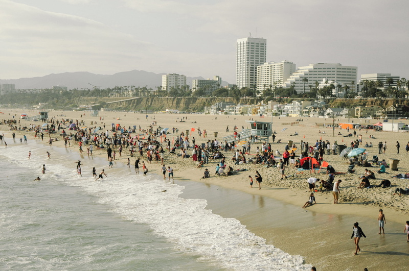 men, crowd, built structure, water, large group of people, busy, sea, architecture, leisure activity, beach, city, sky, real people, santa monica, 1080P