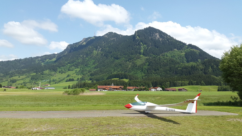 outdoors, agatha cell, aircraft, start, sky, no people, beauty in nature, mountain, mode of transportation, day, green color, gliding, 4K, grass, runway