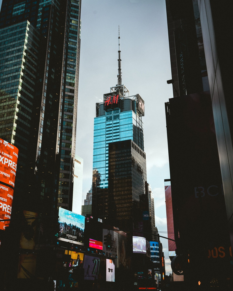 tourism, sign, new york, united states, buildings, tall - high, sky, office building exterior, building, built structure, shadows, nyc, tower, illuminated