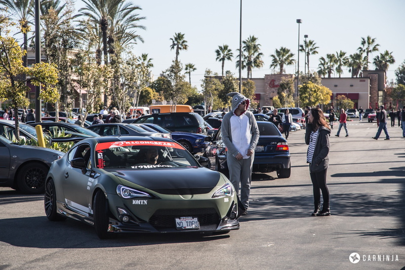 tropical climate, group of people, lifestyles, men, motor vehicle, road, people, outdoors, city, nature, 2K, tree, palm tree, mode of transportation, day