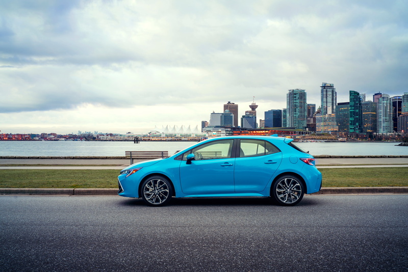 road, car, 2K, 2019, cloud - sky, toyota, transportation, built structure, xse, land vehicle, skyscraper, motor vehicle, outdoors, office building exterior