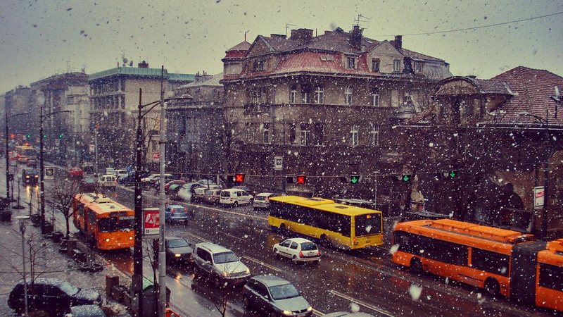 incidental people, photography, snowing, 2K, building exterior, motor vehicle, buses, built structure, nature, snow, road, car, mode of transportation