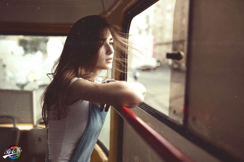 women, 720P, side view, young women, focus on foreground, beautiful woman, lifestyles, young adult, looking, buses, leisure activity, hairstyle, looking away