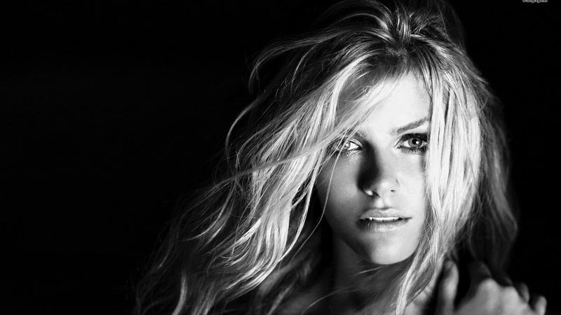 hairstyle, looking at camera, contemplation, blond hair, human hair, one person, model, portrait, fashion, monochrome, beauty, Brooklyn Decker, simple background