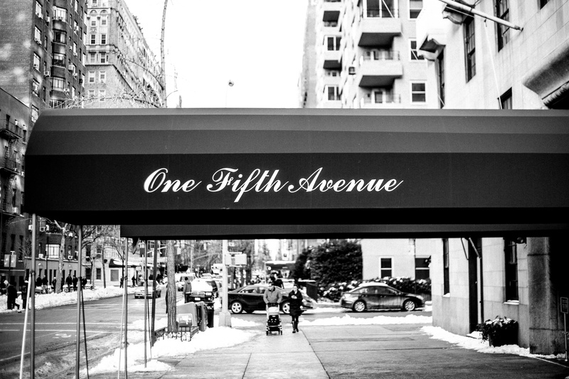 fifth, city life, building exterior, outdoors, men, person, black and white, day, non-western script, one, script, avenue, fifth avenue, sign, incidental people