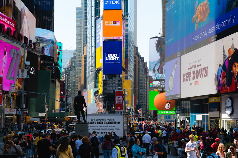street, 5K, women, united states, manhattan, nyc, new york, landmark, usa, script, non-western script, advertisements, architecture, building exterior