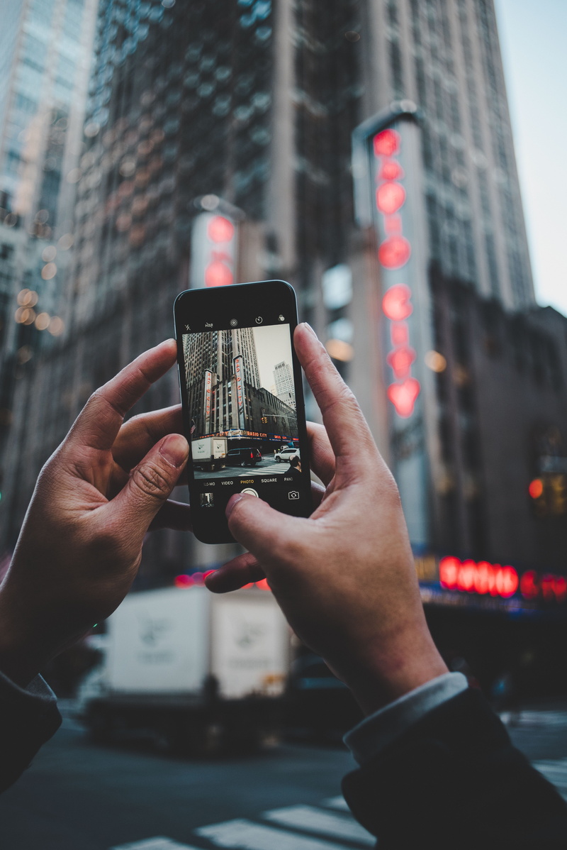 tech, portable Information Device, telephone, metropoli, people, cityscape, phone, urban Skyline, model, nyc, downtown District, holding, cell phone, new York City