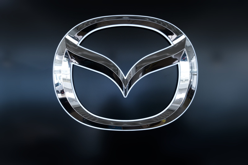 wedding ring, single object, wing, wealth, metallic, black background, ring, heart shape, logo, luxury, reflection, jewelry, indoors, close-up, mazda, chrome