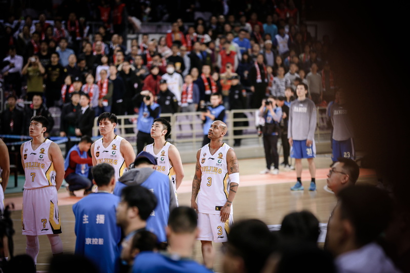 success, adult, forming, crowd, surrounded, game, group of people, spectator, team sport, sport, team, 5K, audience, court, looking, person, four, education
