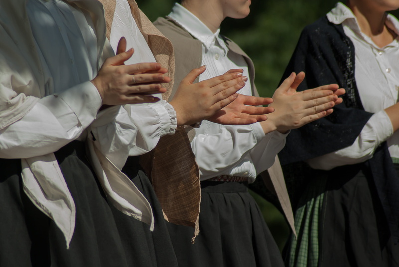 standing, lifestyles, group of people, applaud, acclamation, clothing, 2K, girls, men, religion, women, leisure activity, friendship, belief, child, traditional clothing