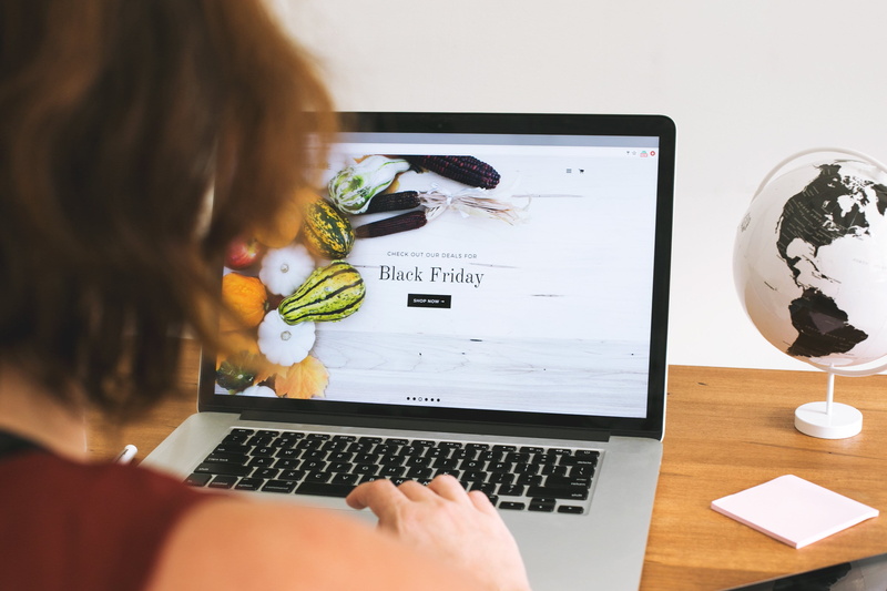 Customer, connection, rear view, internet, real people, photo, indoors, adult, women, Laptop, desk, Retail, Keyboard, store, business, Ecommerce, Black Friday Cyber Monday