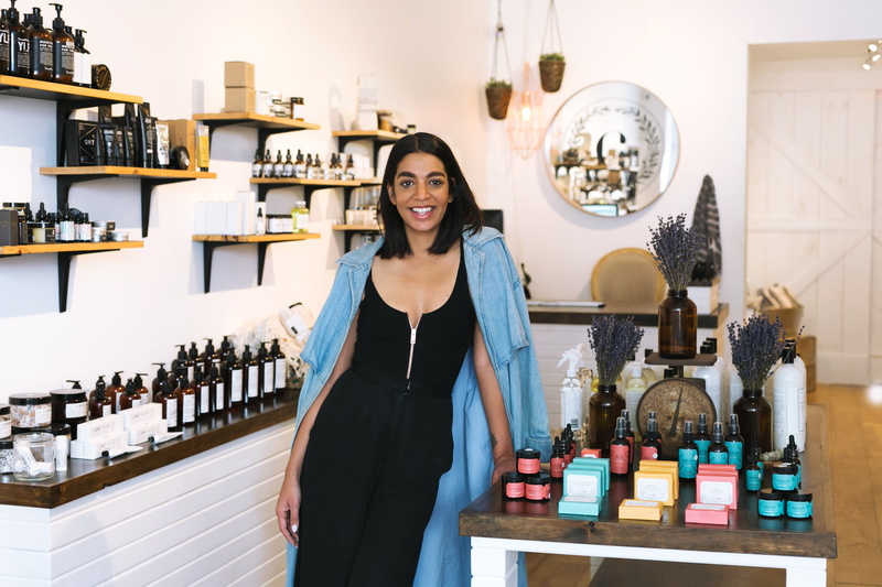 photo, Customer, 4K, Diversity, beautiful woman, Walls, container, one person, front view, portrait, Shopping, Sale, shop, consumerism, Local, happiness