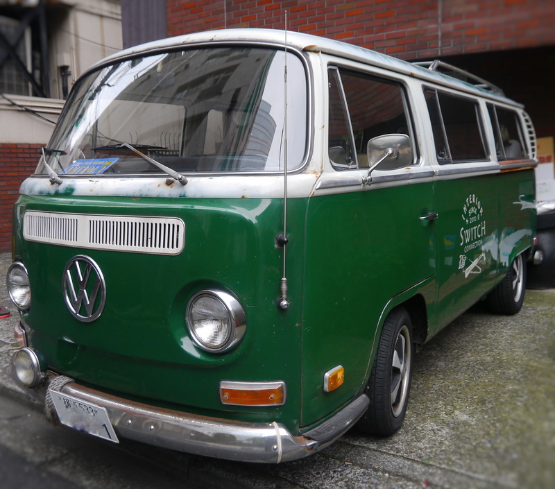 aoyama, mode of transportation, stationary, Volkswagen, foppery, day, Car, road, building exterior, architecture, land vehicle, windshield, 2K, Antique