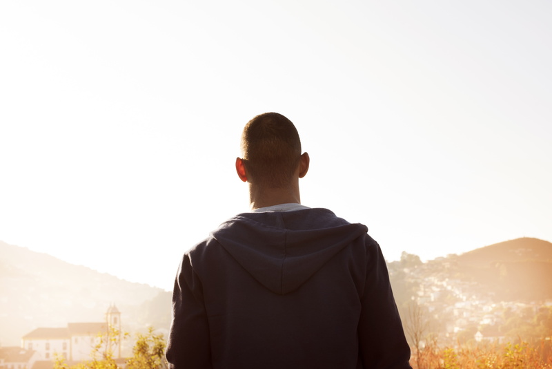 beauty in nature, men, copy space, waist up, homem, sunlight, day, contemplando, leisure activity, clear sky, building exterior, sky, mountain, outdoors