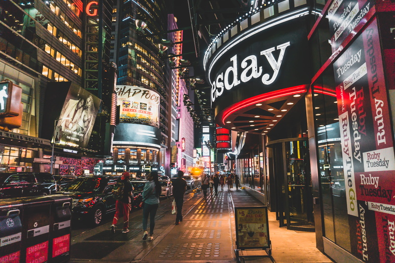 architecture, sign, 5K, group of people, lights, people, luzes, building exterior, jay z, non-western script, neon, western script, city, illuminated