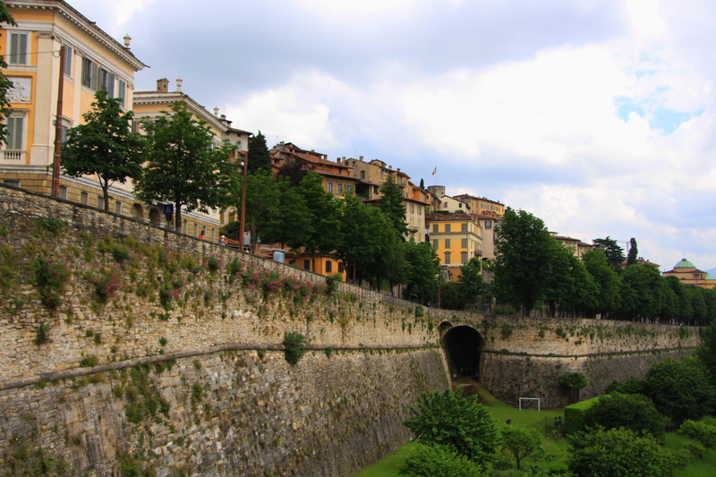 connection, nature, day, architecture, house, built structure, wall, old town, building, sky, residential district, outdoors, no people, cloud - sky, bergamo